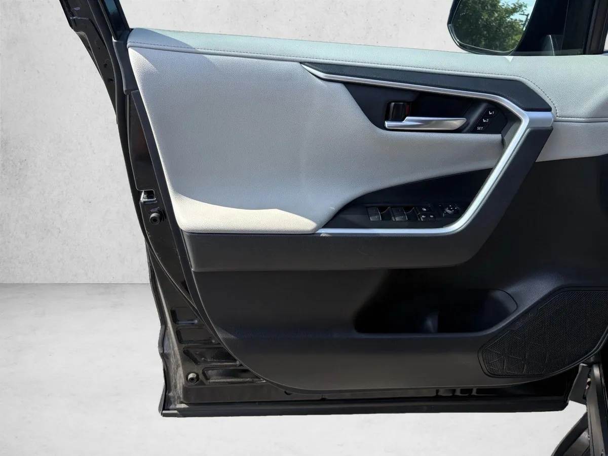 2025 Toyota RAV4 Limited thumbnail 11