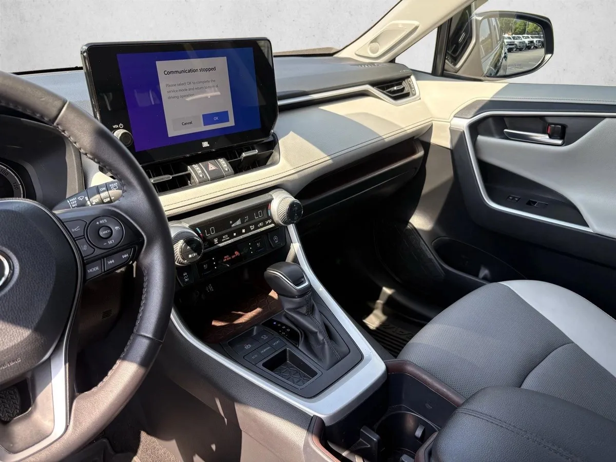 2025 Toyota RAV4 Limited thumbnail 15