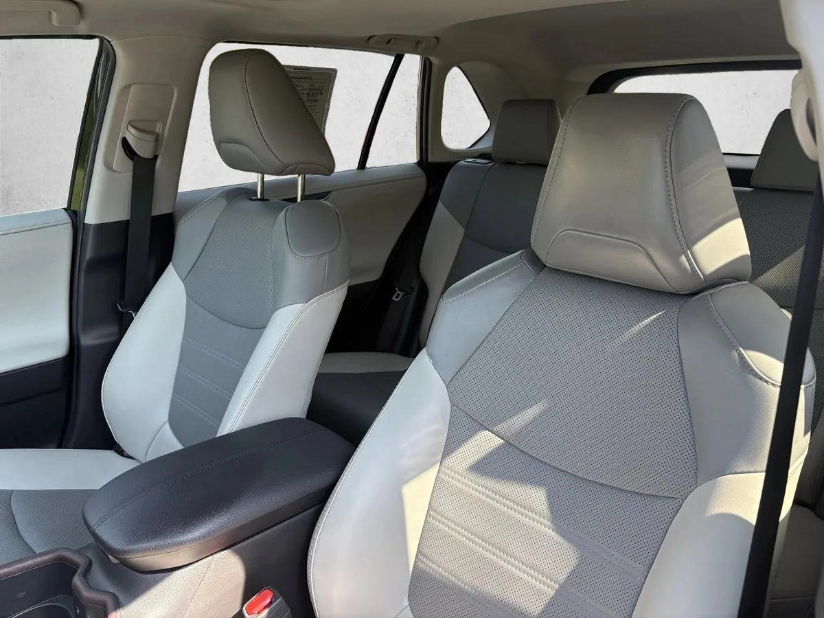 2025 Toyota RAV4 Limited thumbnail 16