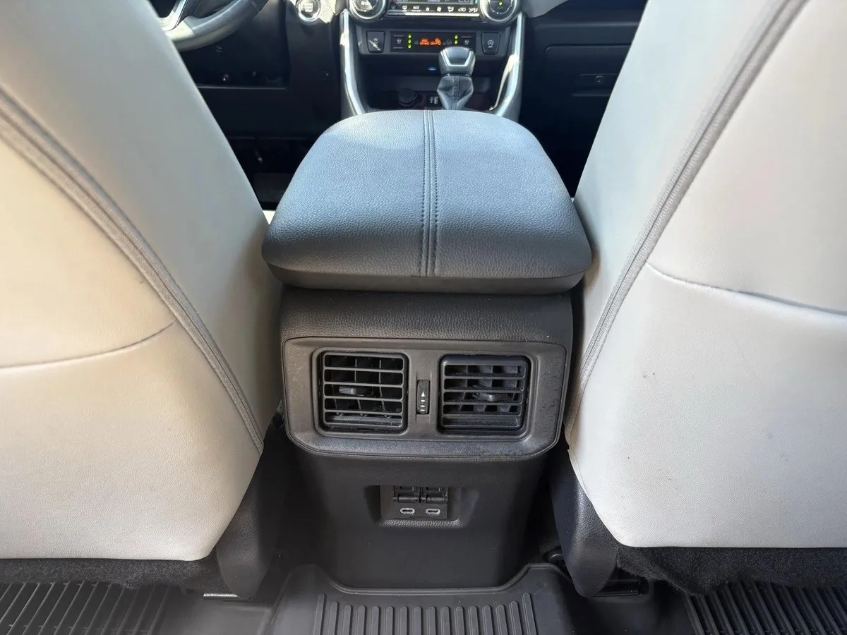 2025 Toyota RAV4 Limited thumbnail 18