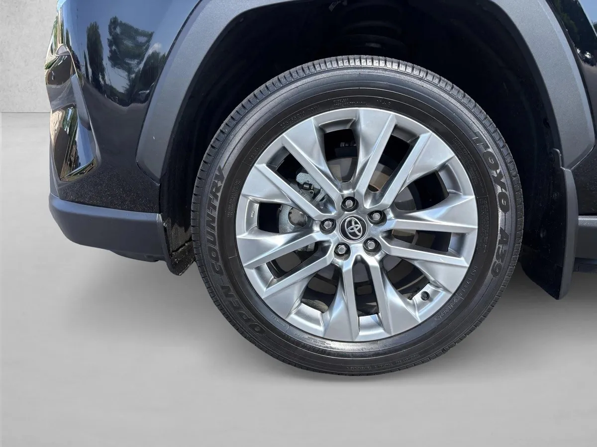 2025 Toyota RAV4 Limited thumbnail 25