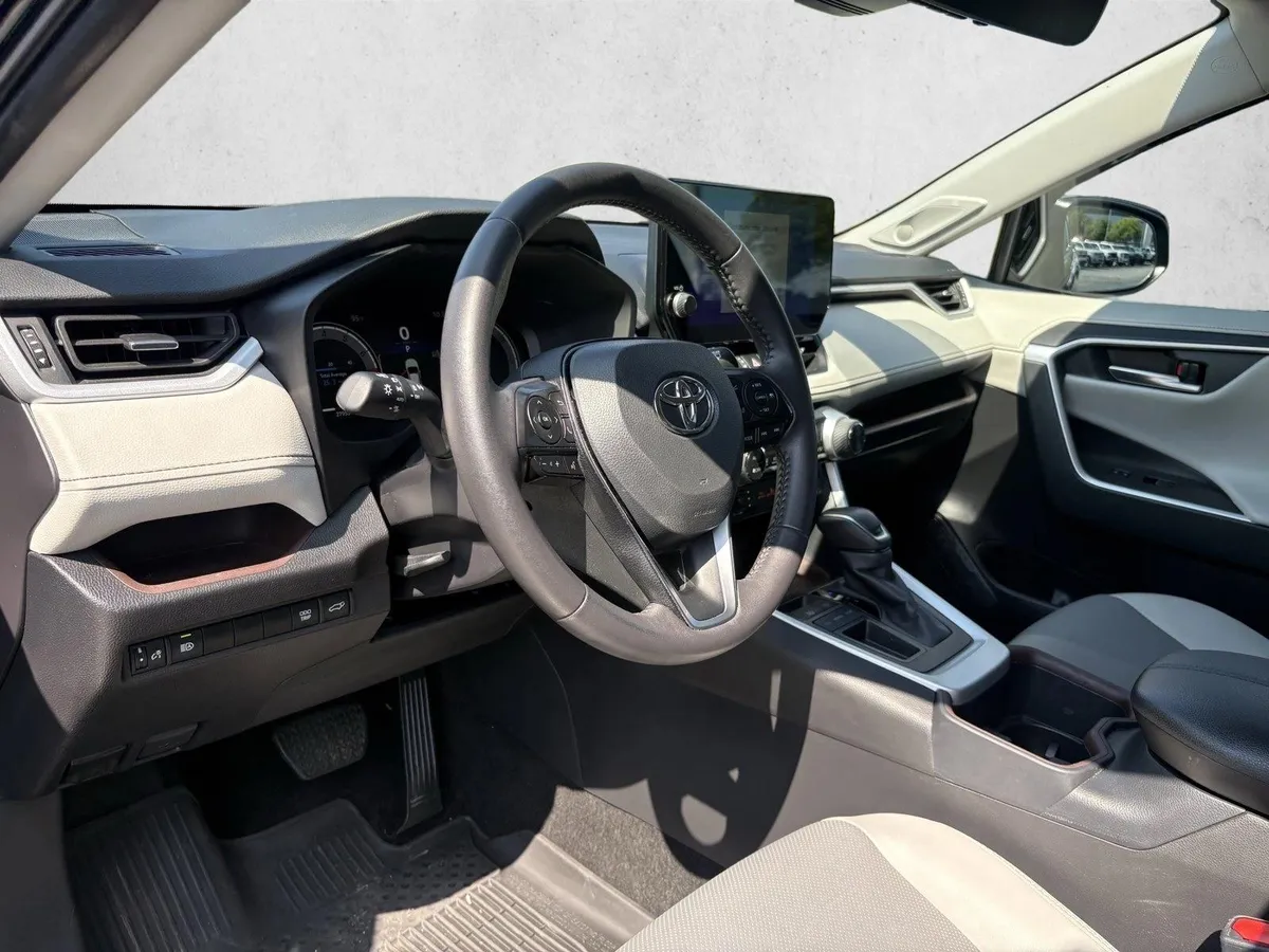 2025 Toyota RAV4 Limited thumbnail 9