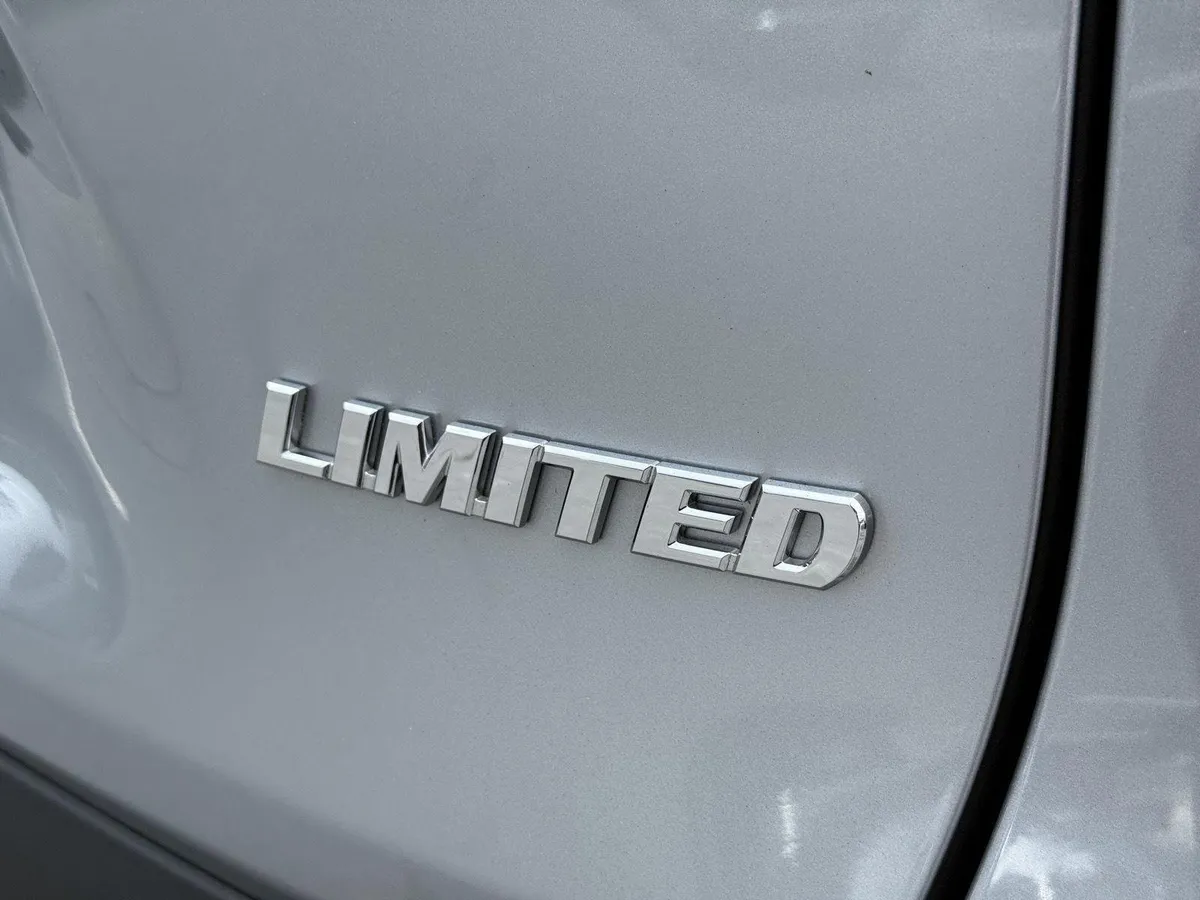 2025 Toyota RAV4 Limited thumbnail 10