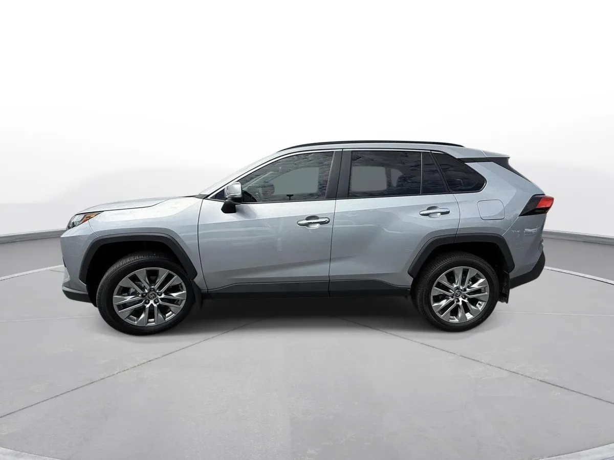 2025 Toyota RAV4 Limited thumbnail 9
