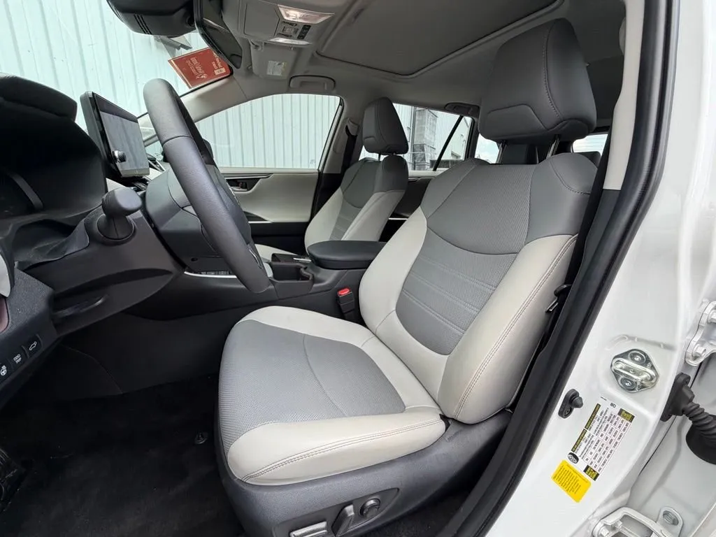 2025 Toyota RAV4 Limited thumbnail 5