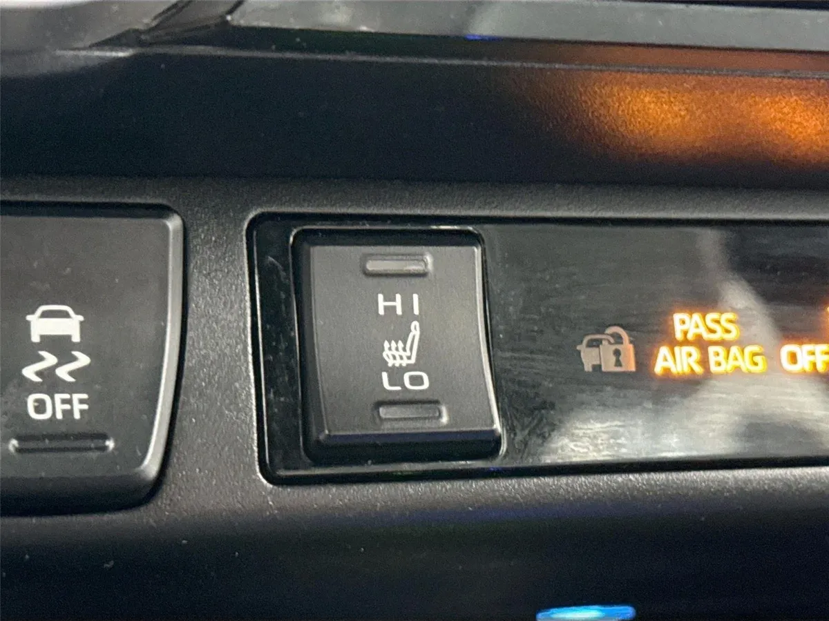 2025 Toyota RAV4 Plug-In Hybrid XSE thumbnail 10