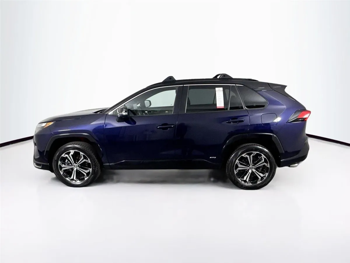 2025 Toyota RAV4 Plug-In Hybrid XSE thumbnail 17
