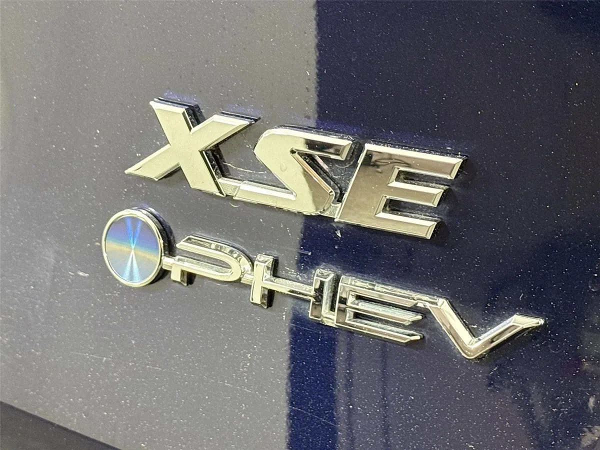 2025 Toyota RAV4 Plug-In Hybrid XSE thumbnail 18