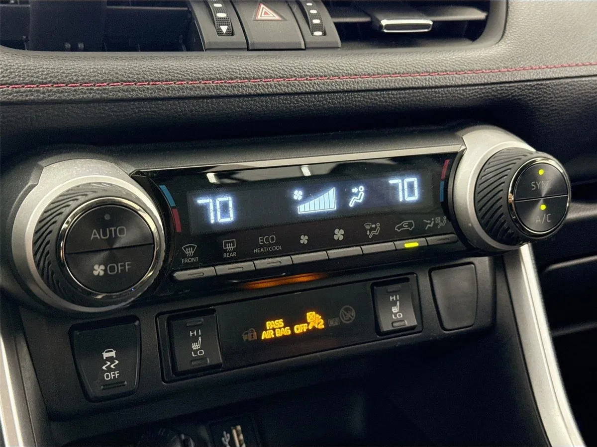 2025 Toyota RAV4 Plug-In Hybrid XSE thumbnail 32