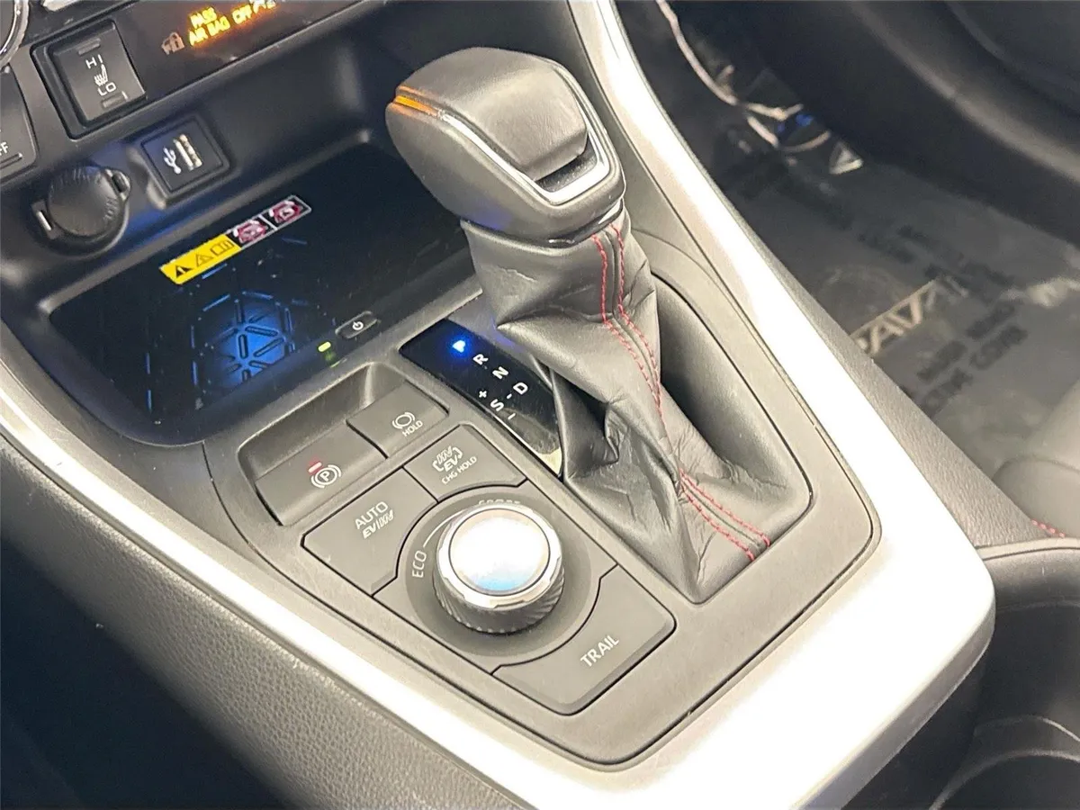 2025 Toyota RAV4 Plug-In Hybrid XSE thumbnail 33
