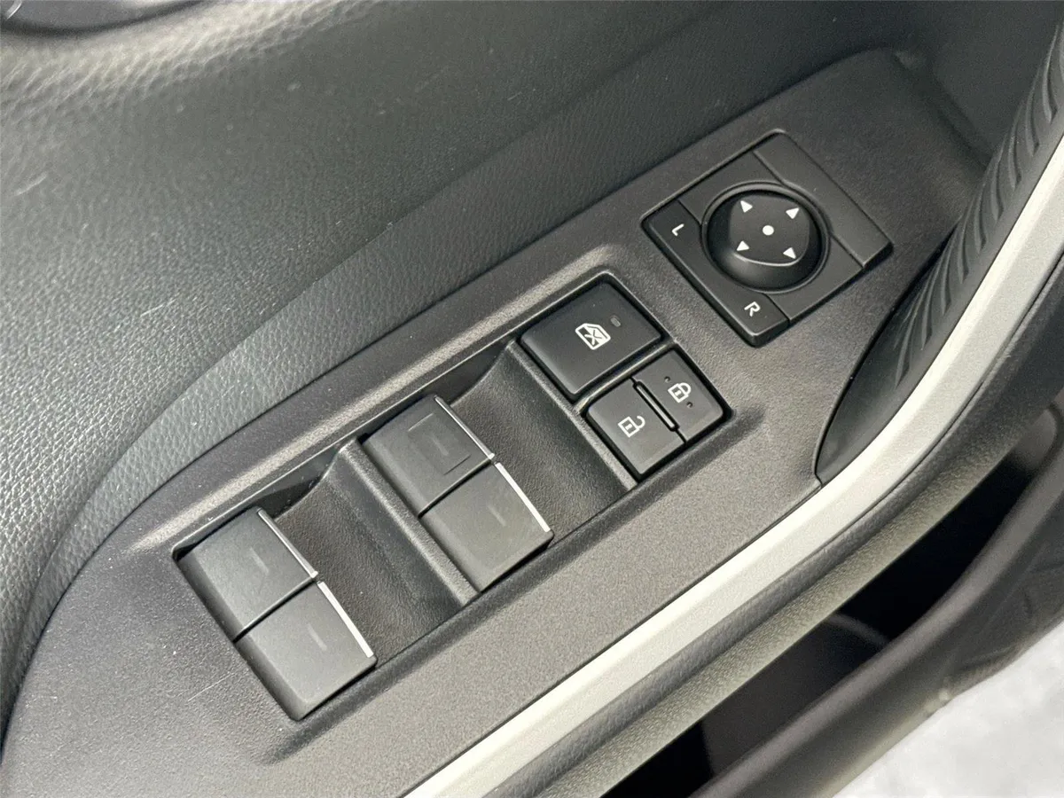 2025 Toyota RAV4 Plug-In Hybrid XSE thumbnail 36