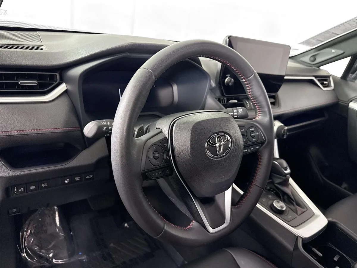 2025 Toyota RAV4 Plug-In Hybrid XSE thumbnail 6