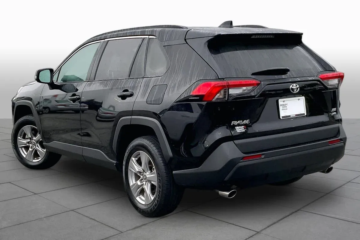 2025 Toyota RAV4 XLE thumbnail 12