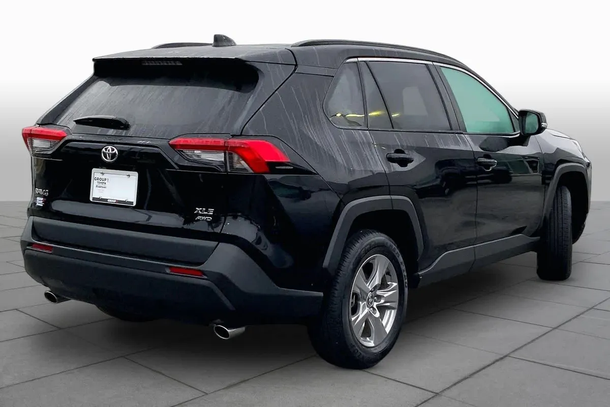 2025 Toyota RAV4 XLE thumbnail 13