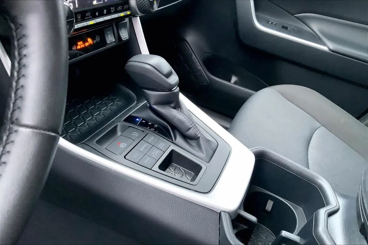 2025 Toyota RAV4 XLE thumbnail 16