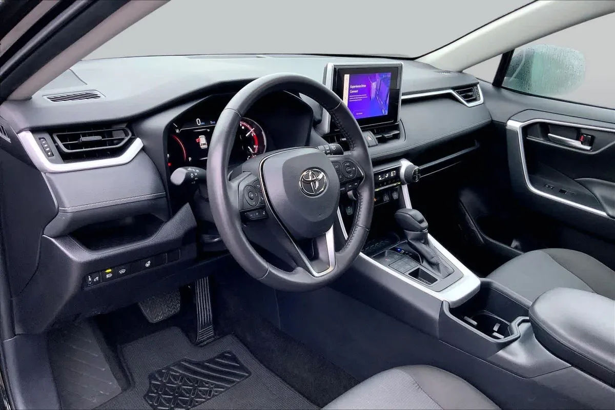 2025 Toyota RAV4 XLE thumbnail 17