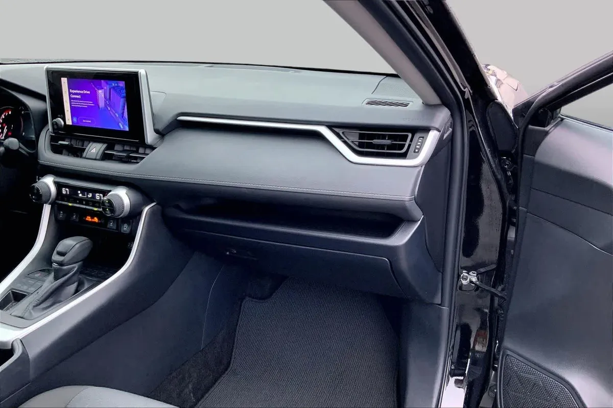 2025 Toyota RAV4 XLE thumbnail 18