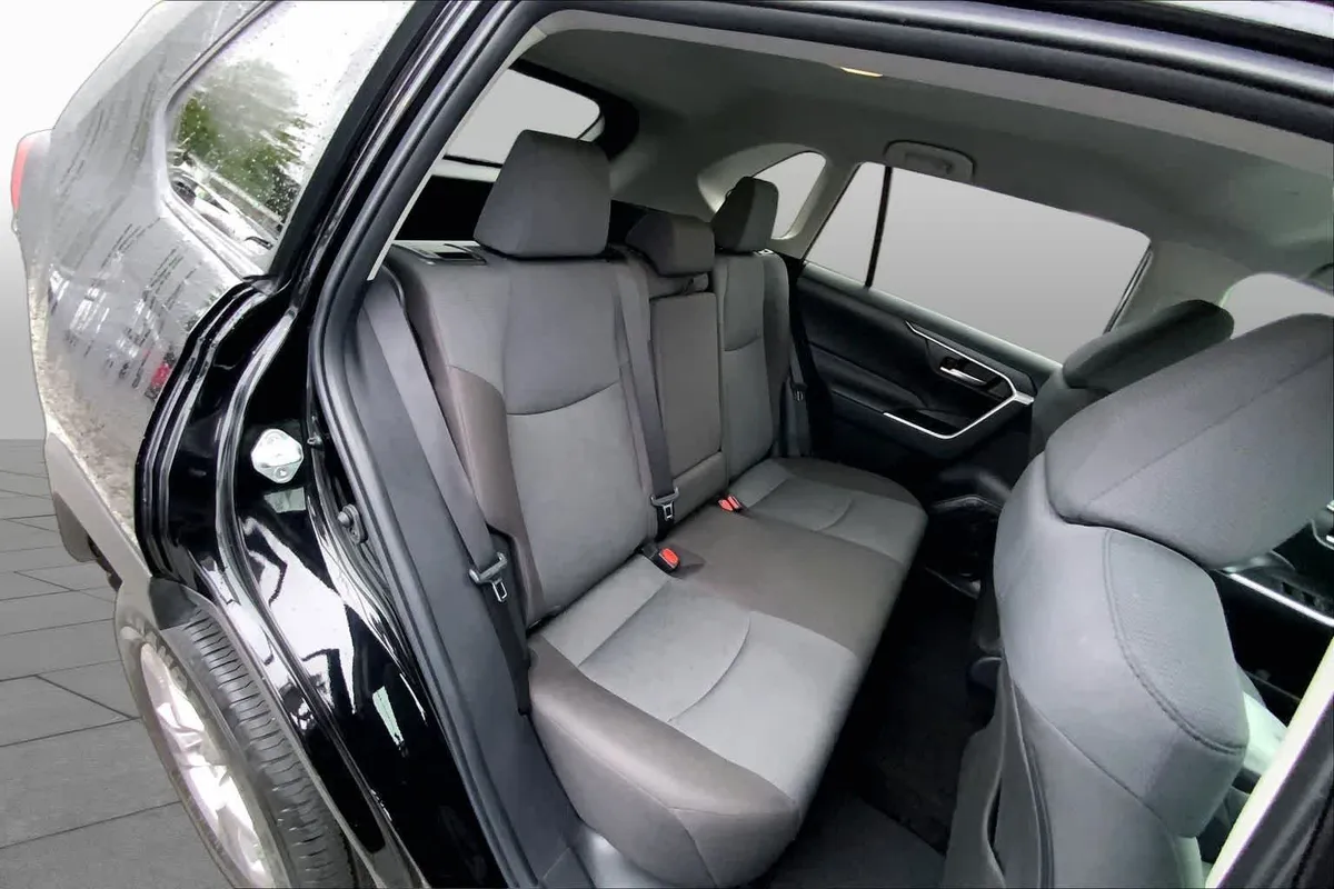 2025 Toyota RAV4 XLE thumbnail 19
