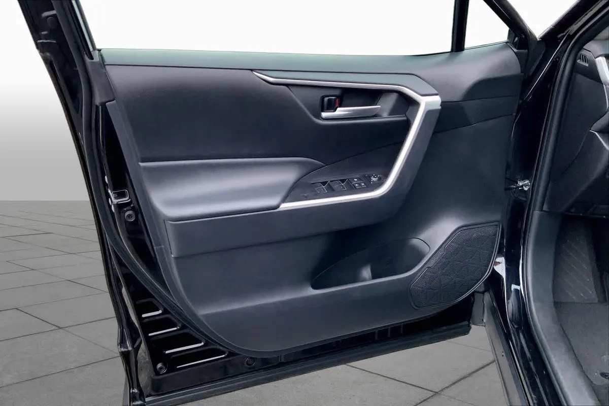 2025 Toyota RAV4 XLE thumbnail 21