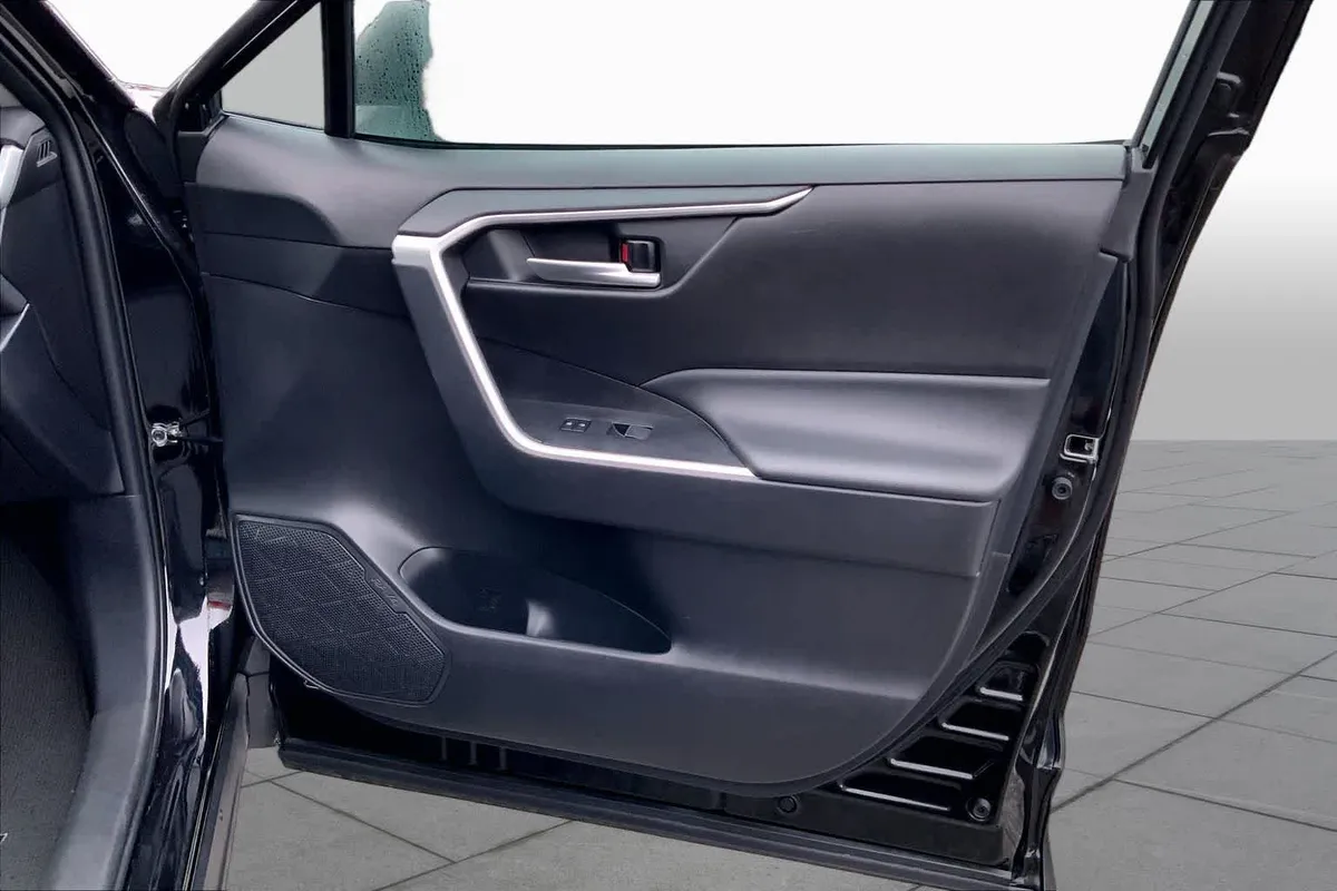 2025 Toyota RAV4 XLE thumbnail 22