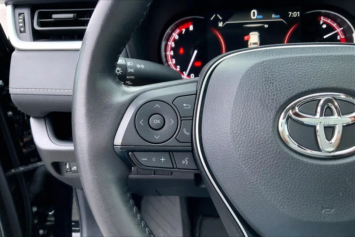 2025 Toyota RAV4 XLE thumbnail 23