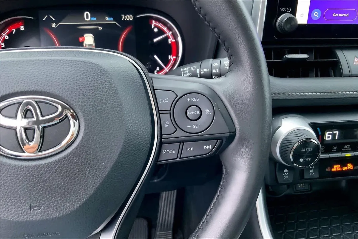 2025 Toyota RAV4 XLE thumbnail 24