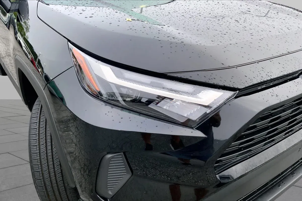 2025 Toyota RAV4 XLE thumbnail 26