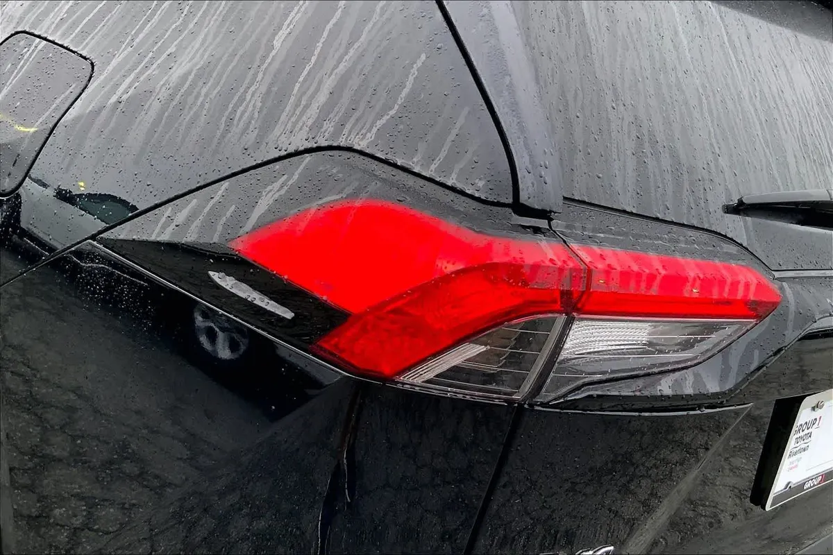 2025 Toyota RAV4 XLE thumbnail 27