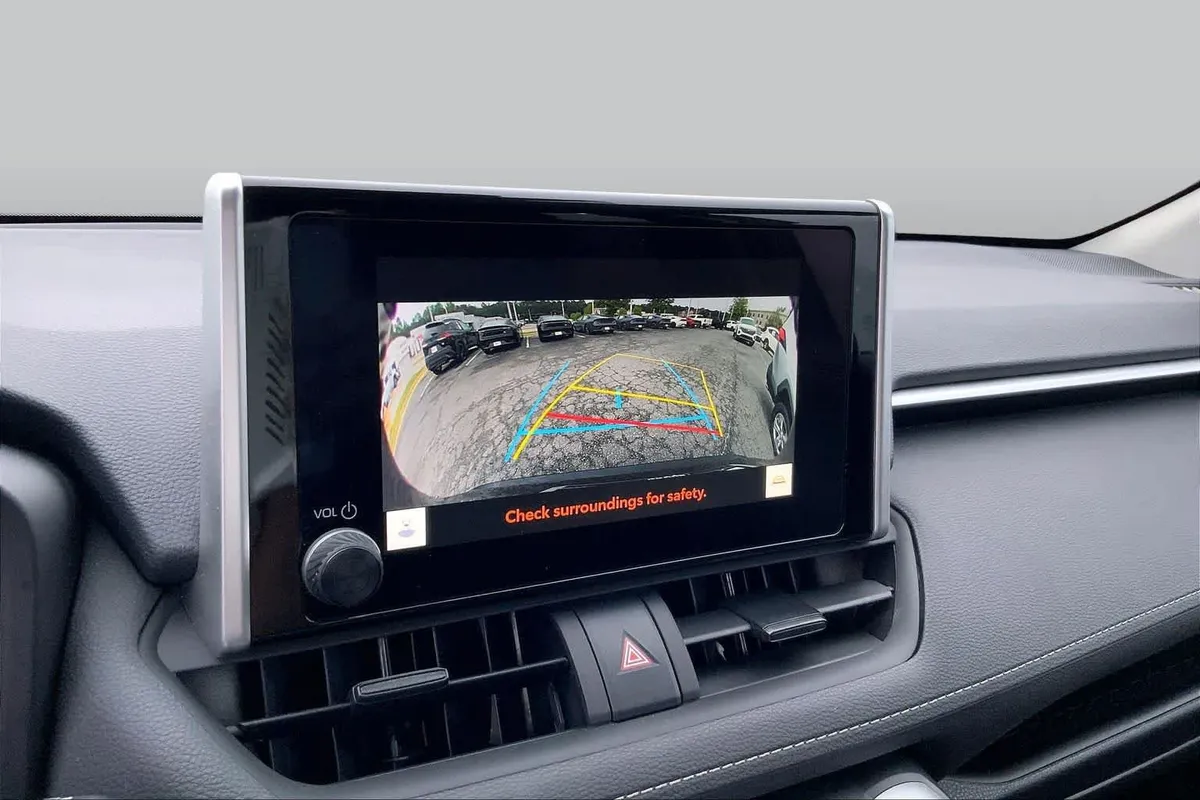 2025 Toyota RAV4 XLE thumbnail 28
