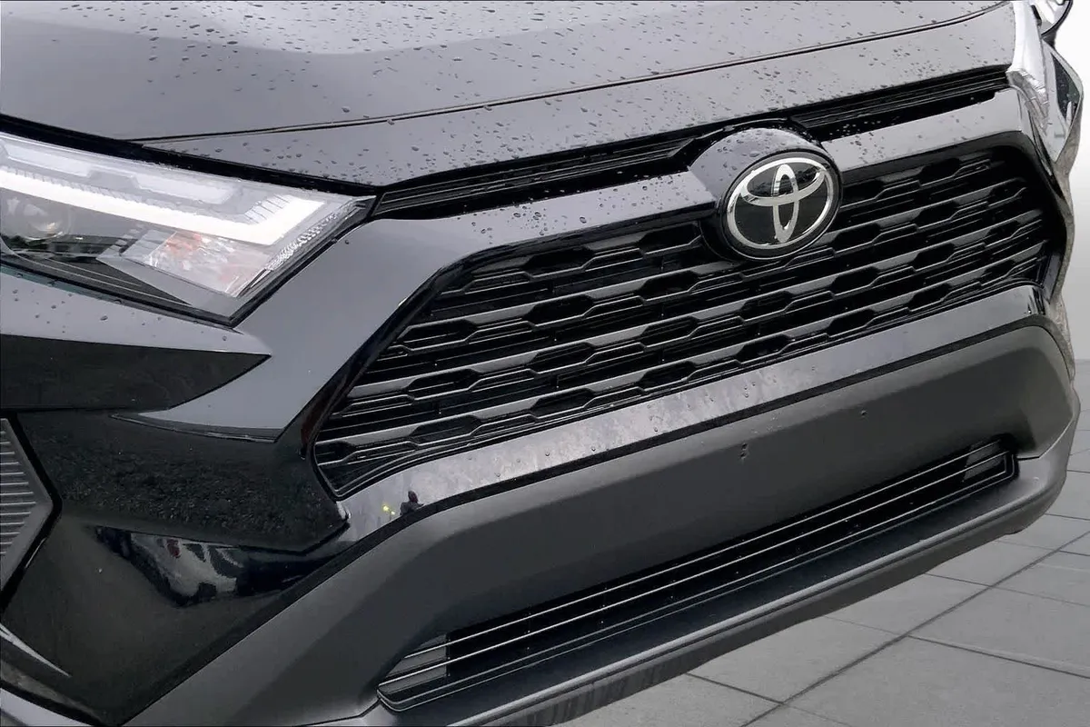 2025 Toyota RAV4 XLE thumbnail 29