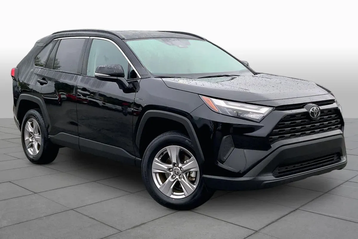 2025 Toyota RAV4 XLE thumbnail 3