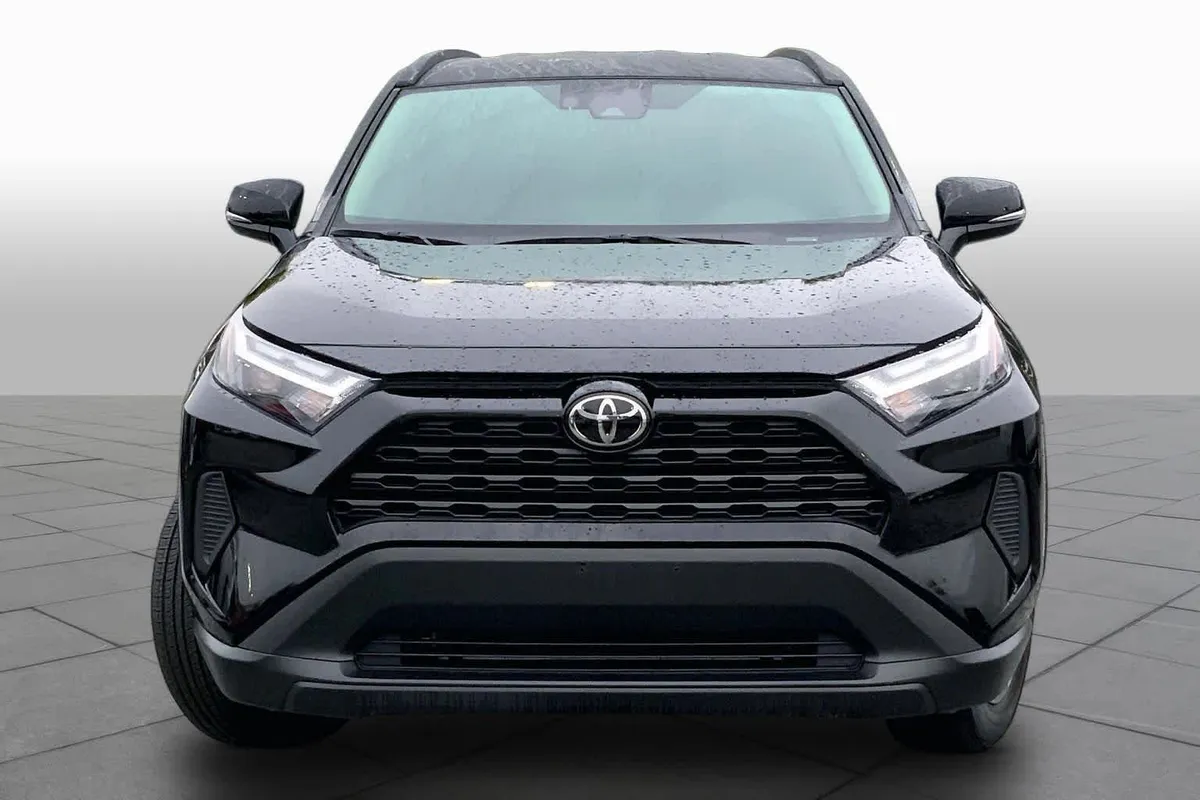 2025 Toyota RAV4 XLE thumbnail 4