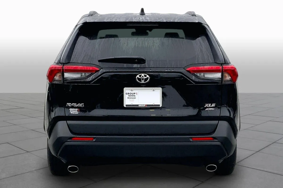 2025 Toyota RAV4 XLE thumbnail 5