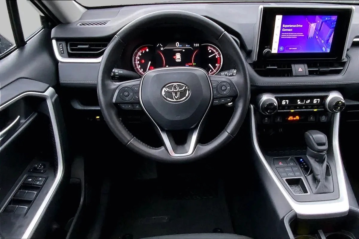 2025 Toyota RAV4 XLE thumbnail 6