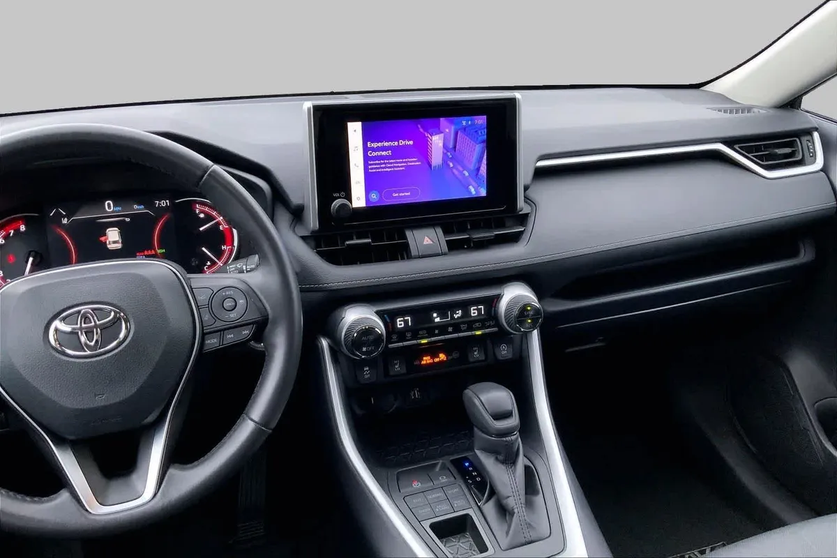 2025 Toyota RAV4 XLE thumbnail 7