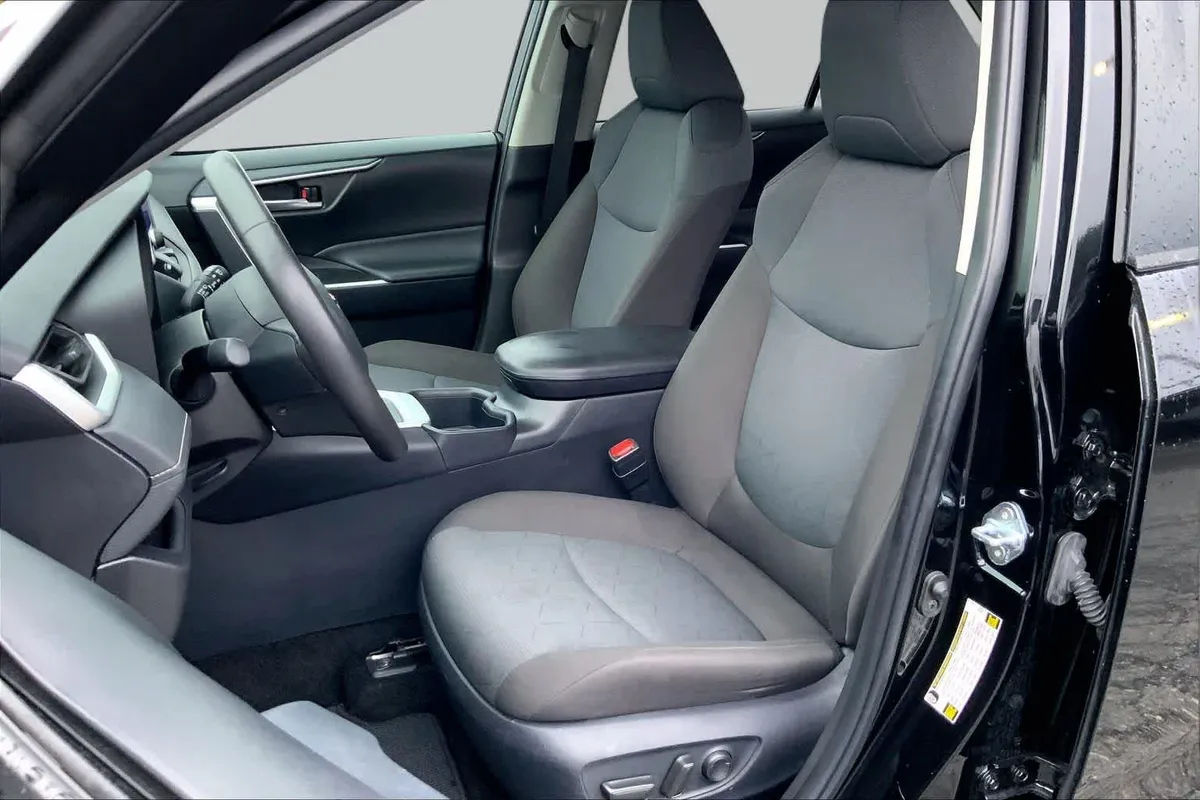 2025 Toyota RAV4 XLE thumbnail 8