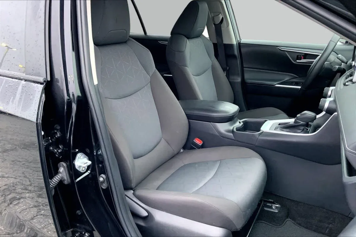 2025 Toyota RAV4 XLE thumbnail 9