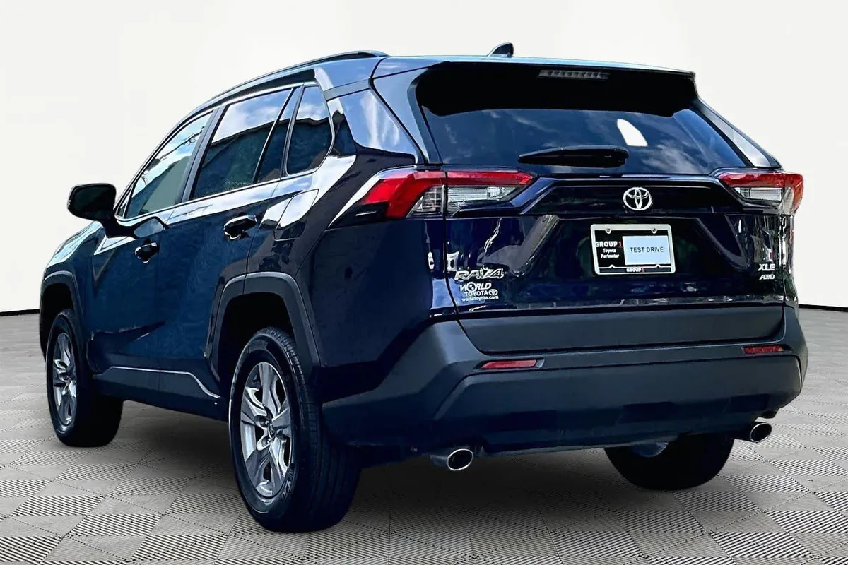 2025 Toyota RAV4 XLE thumbnail 11