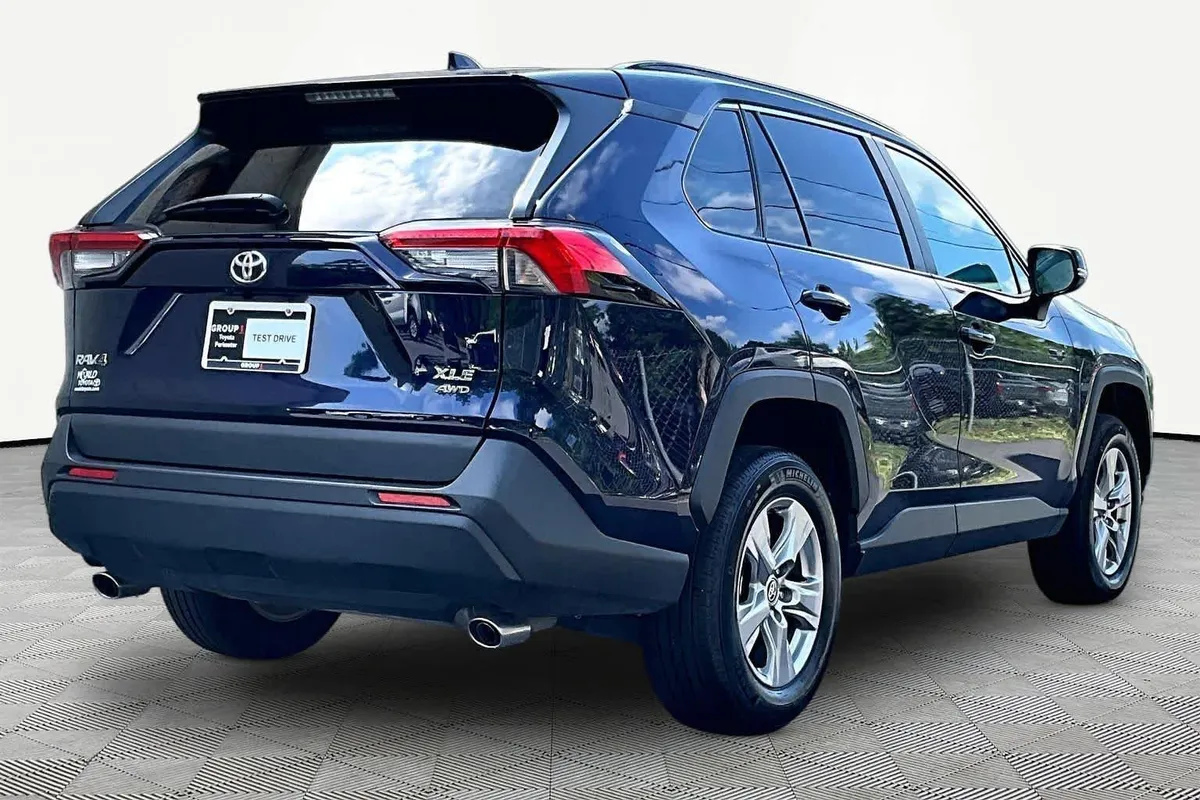 2025 Toyota RAV4 XLE thumbnail 12