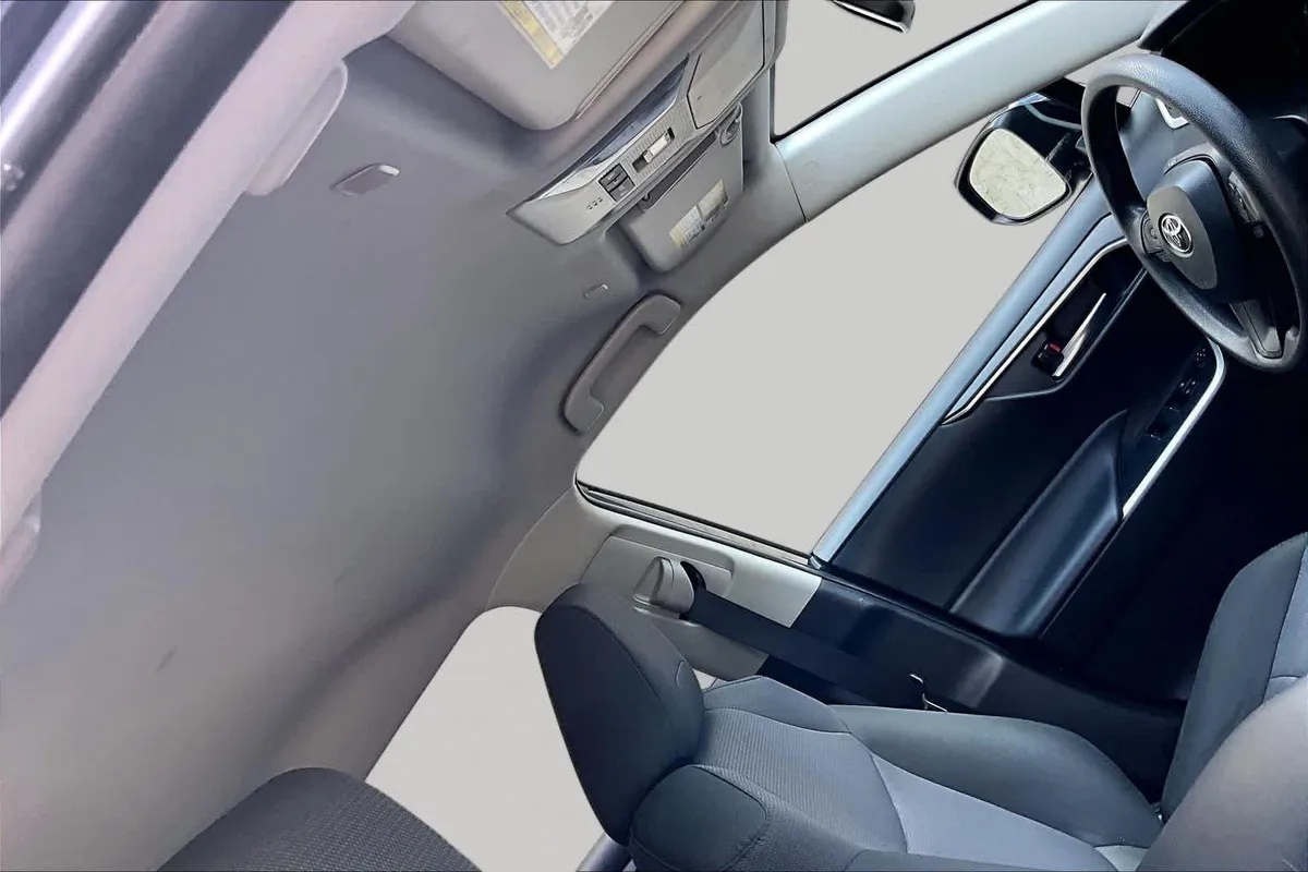 2025 Toyota RAV4 XLE thumbnail 13