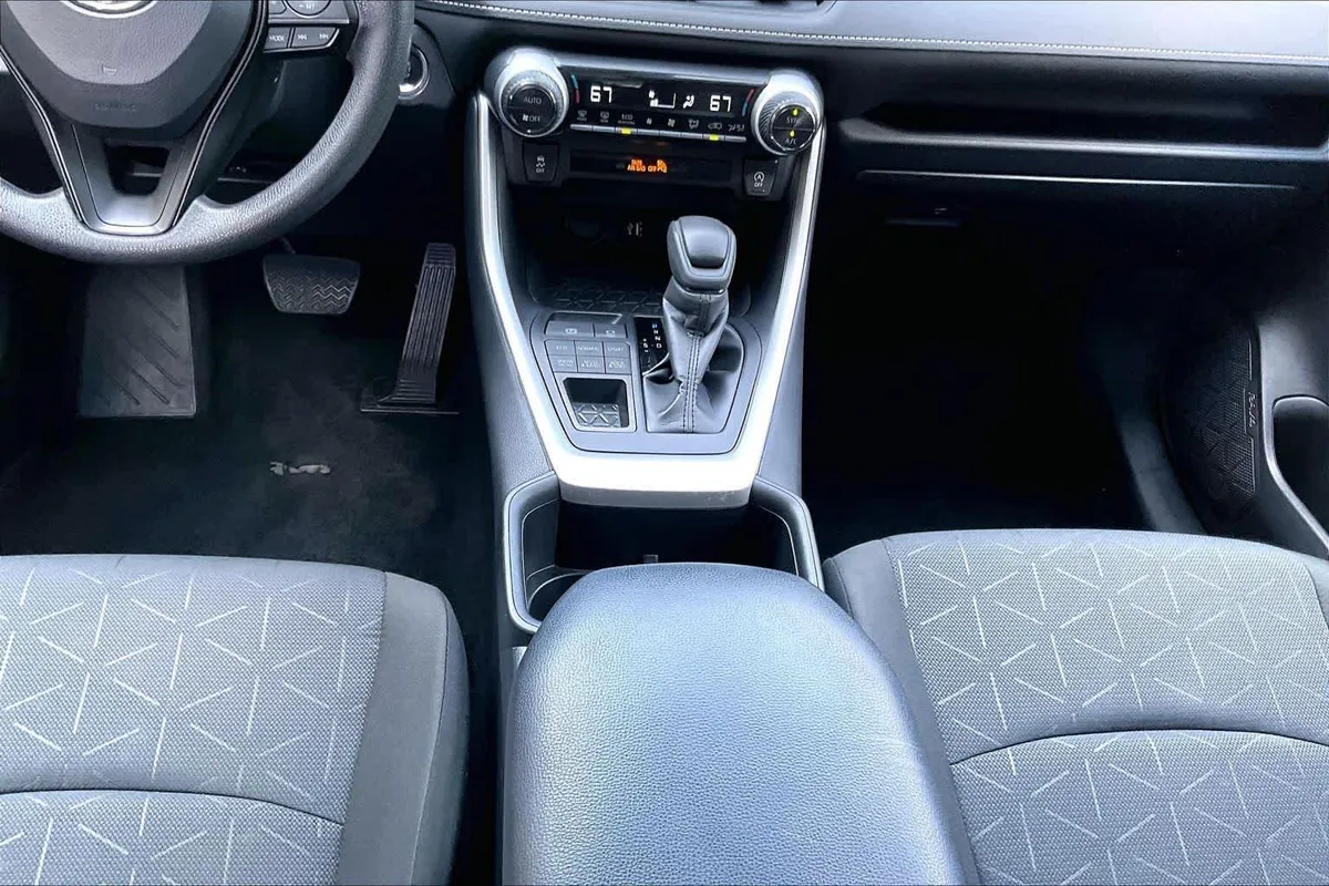 2025 Toyota RAV4 XLE thumbnail 16