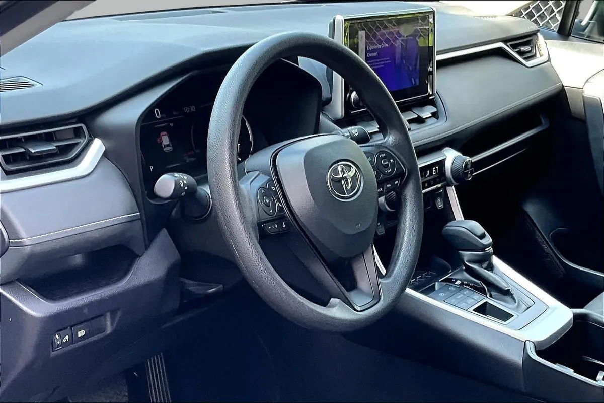2025 Toyota RAV4 XLE thumbnail 17