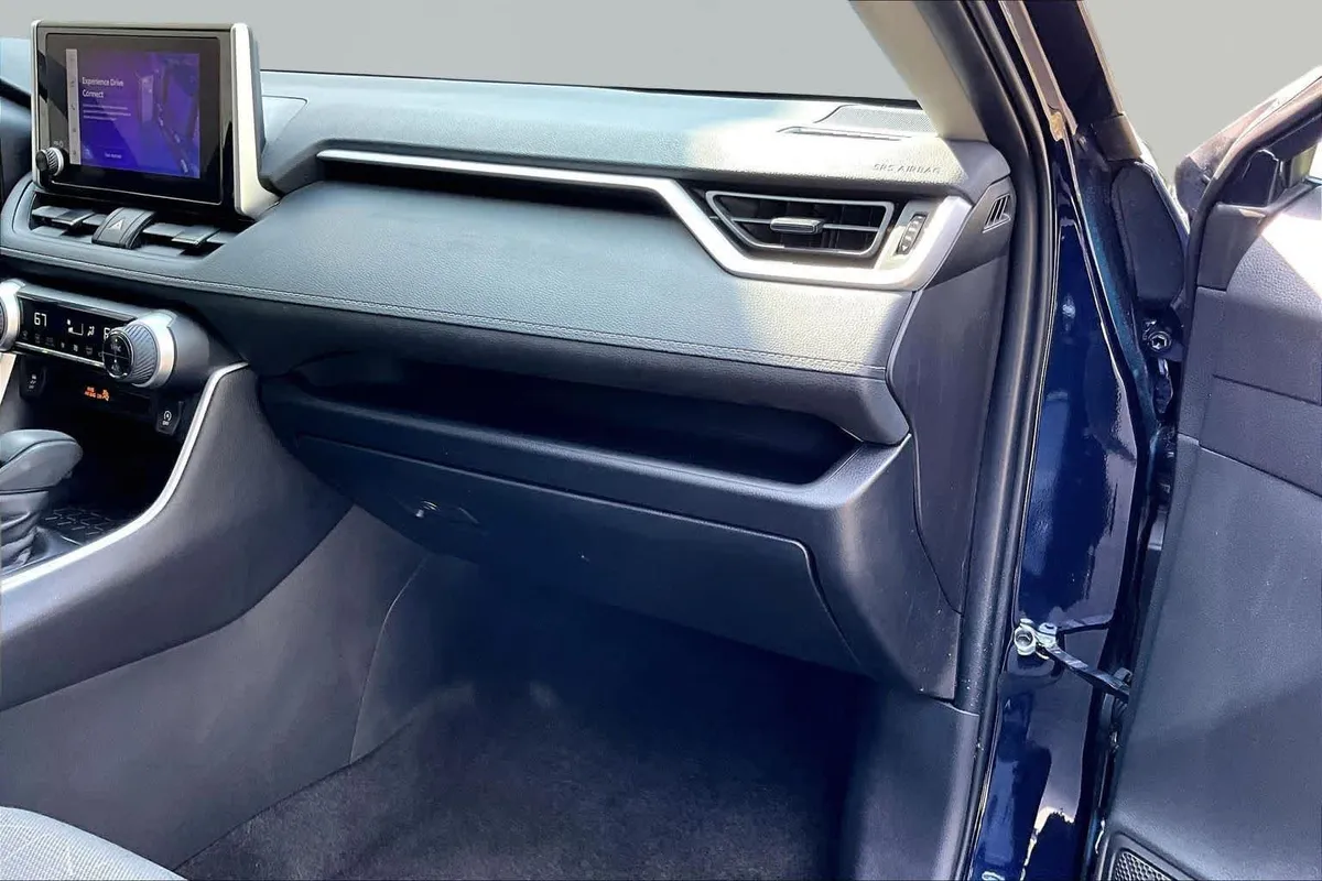 2025 Toyota RAV4 XLE thumbnail 18