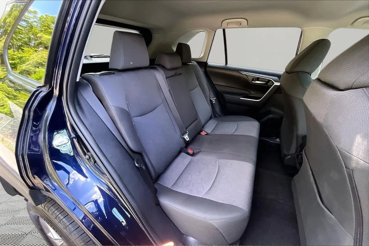 2025 Toyota RAV4 XLE thumbnail 19