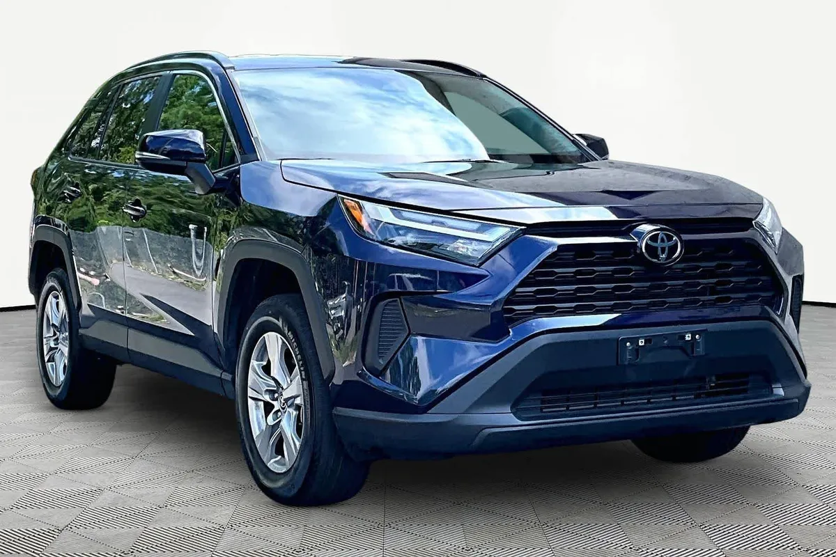 2025 Toyota RAV4 XLE thumbnail 2