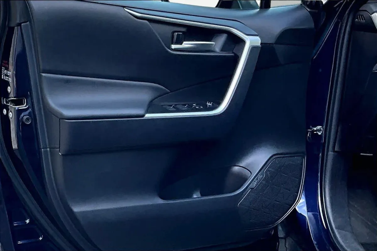 2025 Toyota RAV4 XLE thumbnail 21
