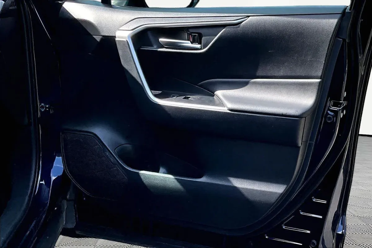 2025 Toyota RAV4 XLE thumbnail 22