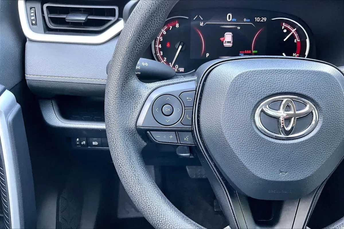 2025 Toyota RAV4 XLE thumbnail 23