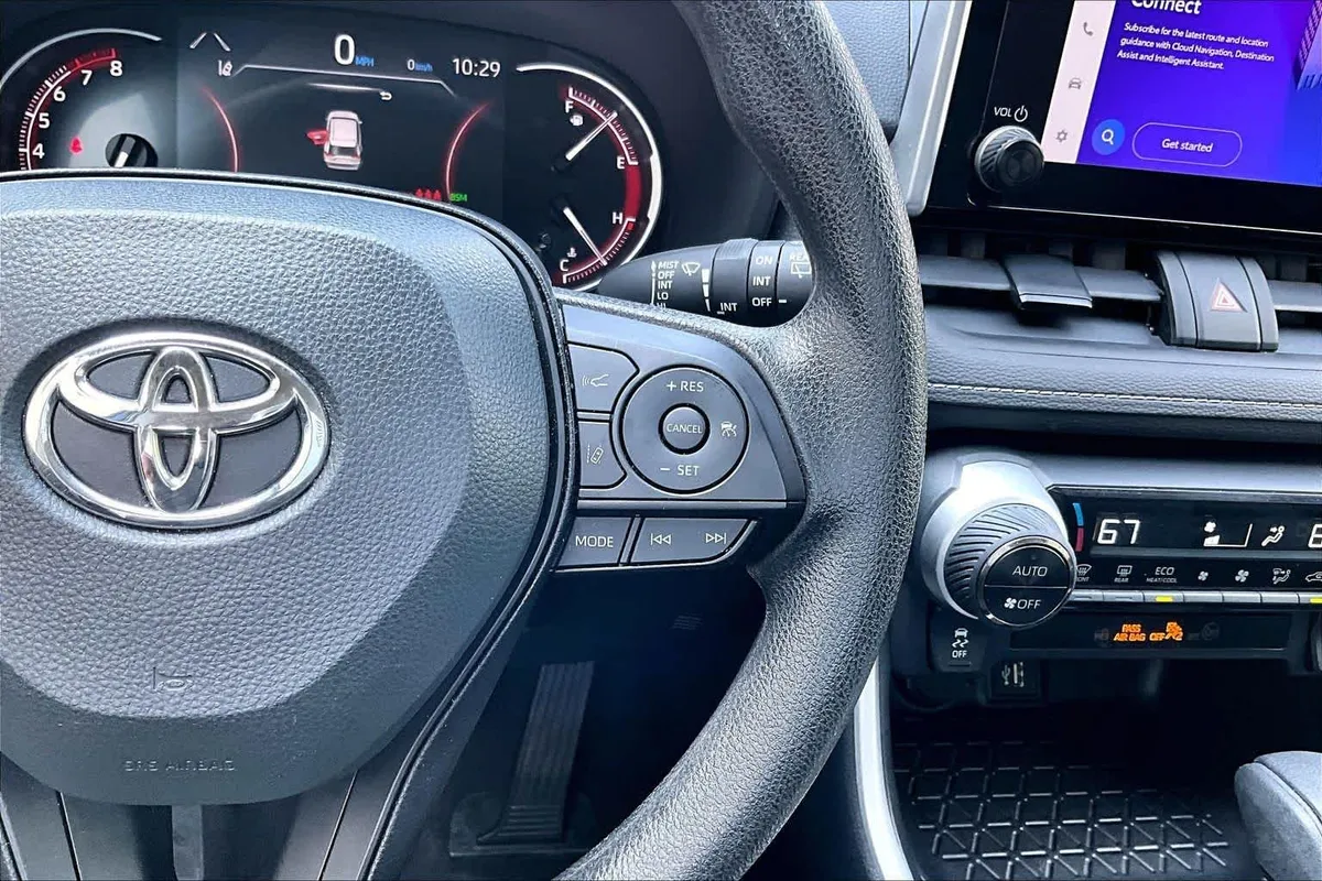 2025 Toyota RAV4 XLE thumbnail 24