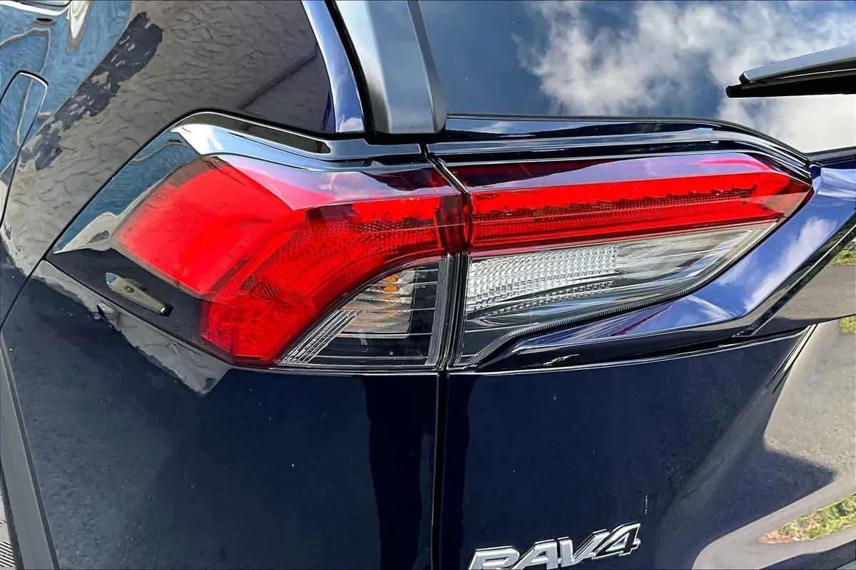 2025 Toyota RAV4 XLE thumbnail 28